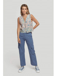Chaleco celeste estampado