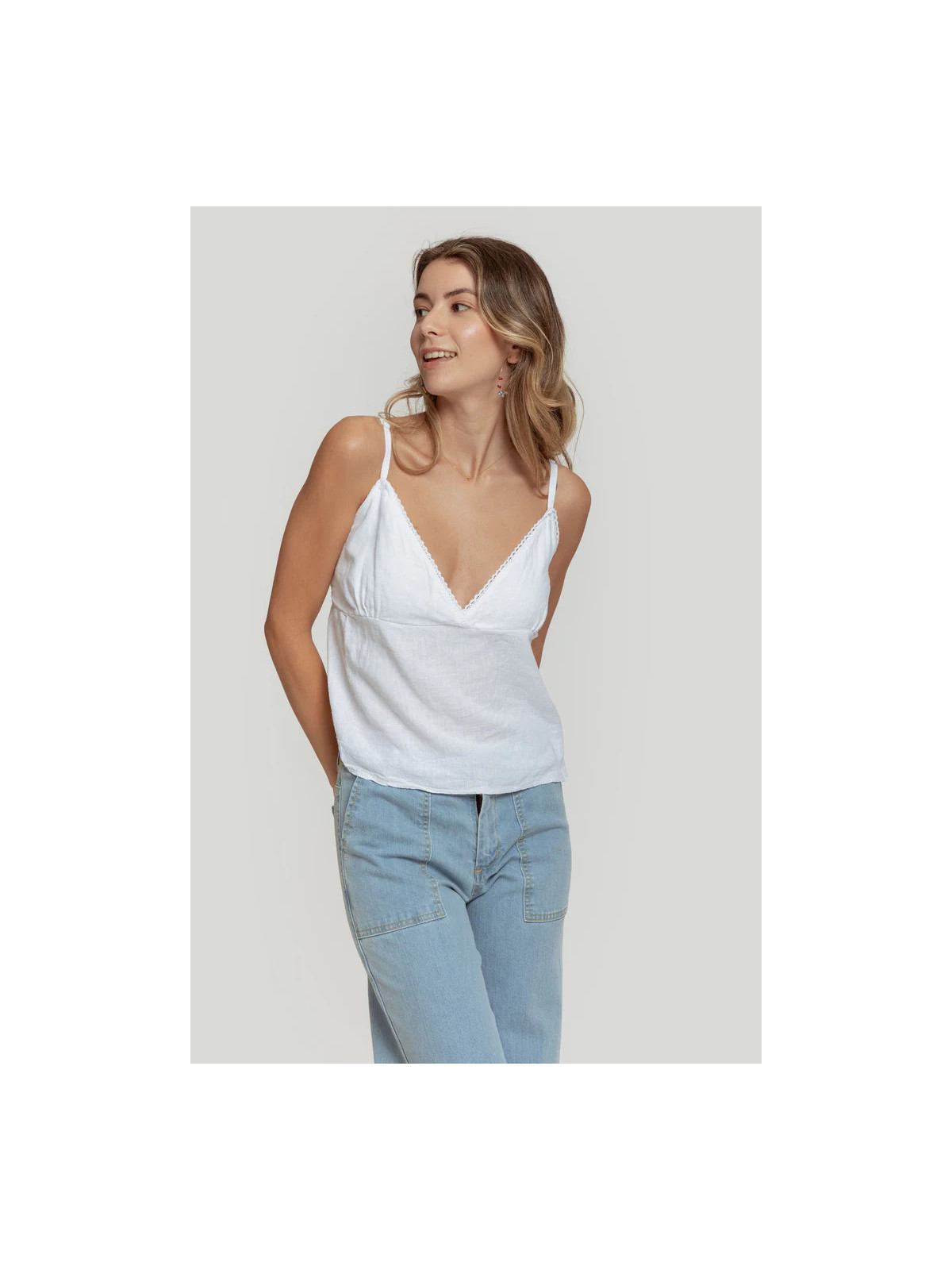 Top blanco de tirantes