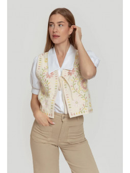 Chaleco beige bordado con lazada