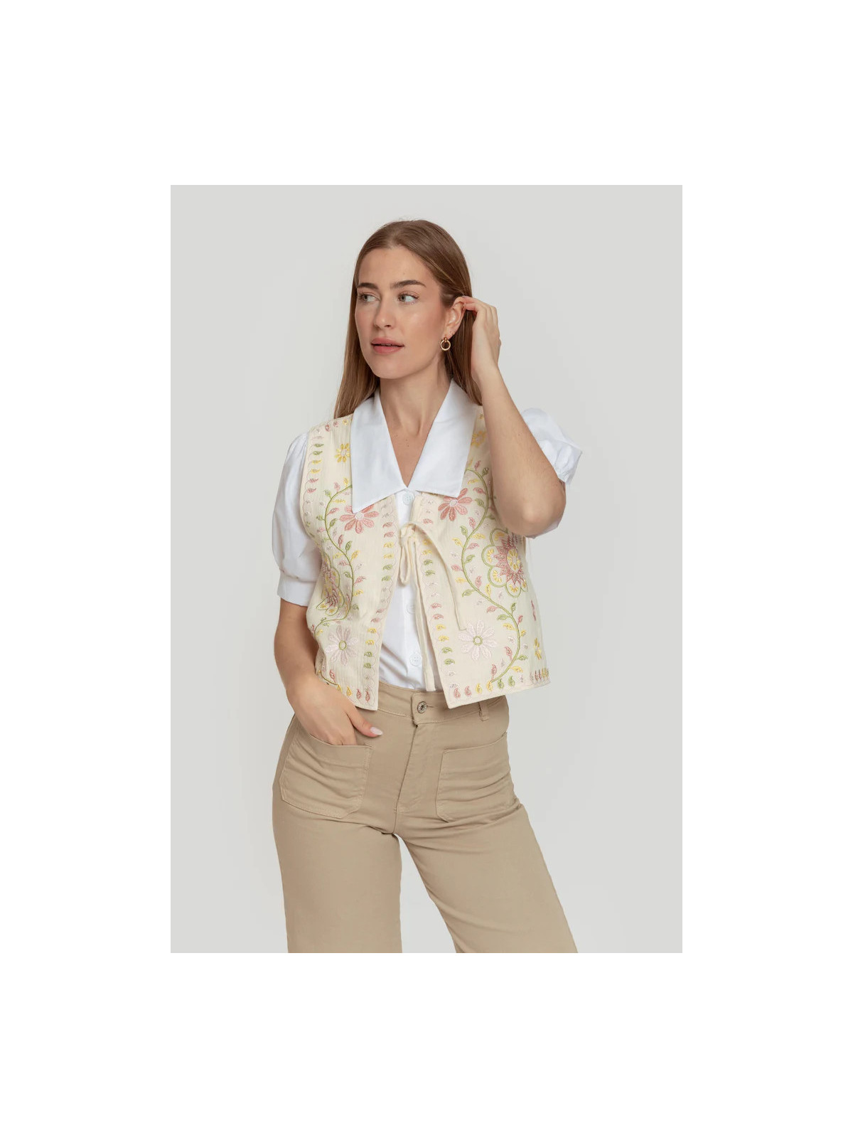 Chaleco beige bordado con lazada
