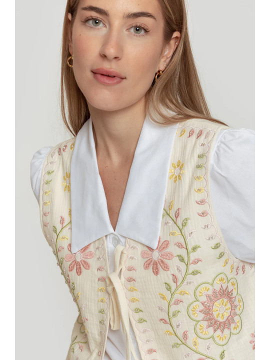 Chaleco beige bordado con lazada