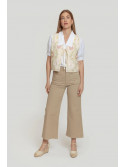 Chaleco beige bordado con lazada