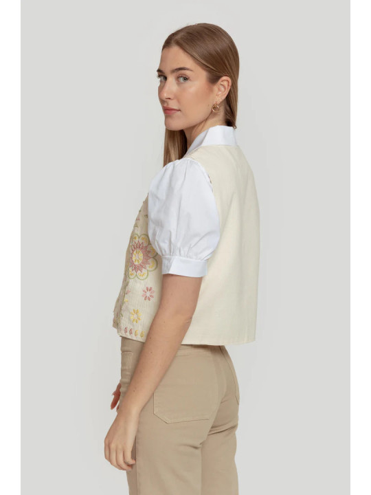 Chaleco beige bordado con lazada