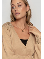 Cárdigan camel con detalles crochet