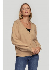 Cárdigan camel con detalles crochet