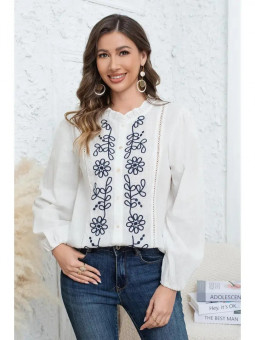 Blusa blanca con bordado azul