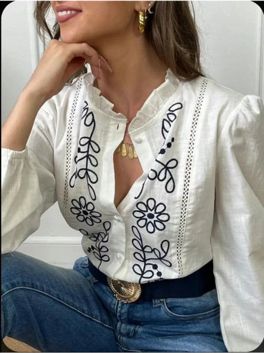 Blusa blanca con bordado azul