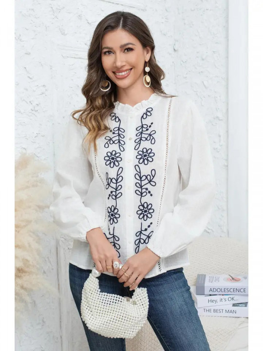 Blusa blanca con bordado azul