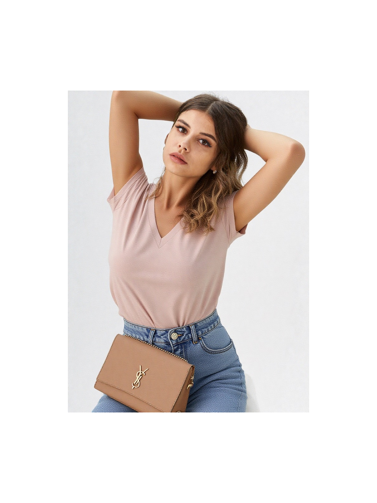 Camiseta básica con cuello pico
