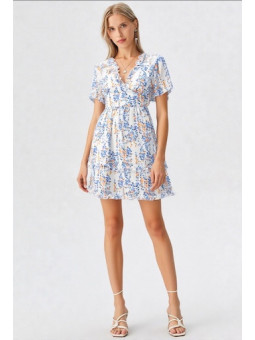 Vestido corto blanco con flores