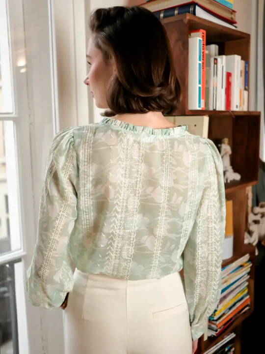 Blusa manga larga estampada en color verde claro
