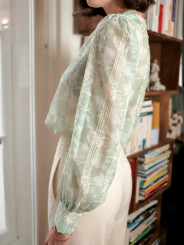 Blusa manga larga estampada en color verde claro