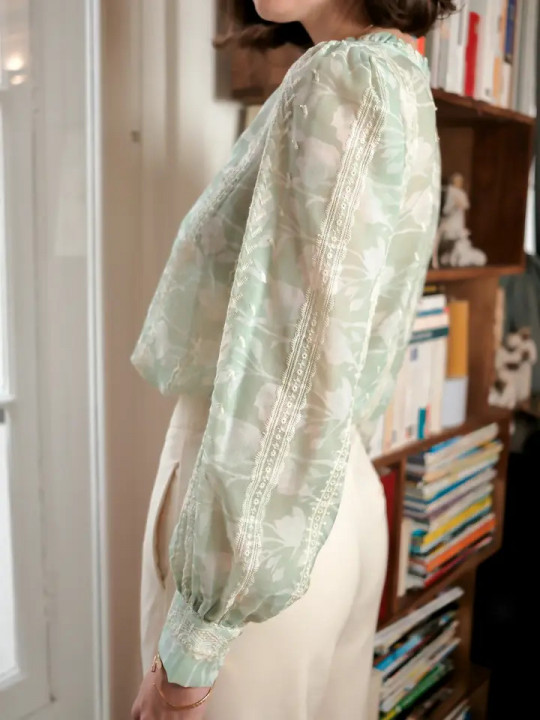Blusa manga larga estampada en color verde claro