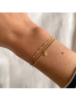 Pulsera triple con lunares blancos y colgante redondo