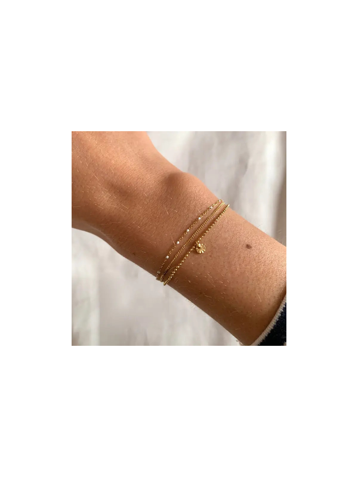 Pulsera triple con lunares blancos y colgante redondo