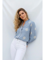 Camisa azul con bordado de flor