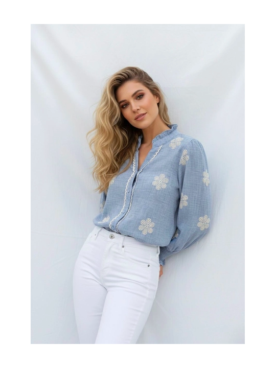 Camisa azul con bordado de flor