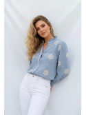 Camisa azul con bordado de flor