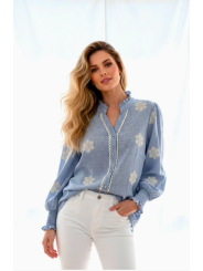 Camisa azul con bordado de flor