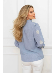 Camisa azul con bordado de flor
