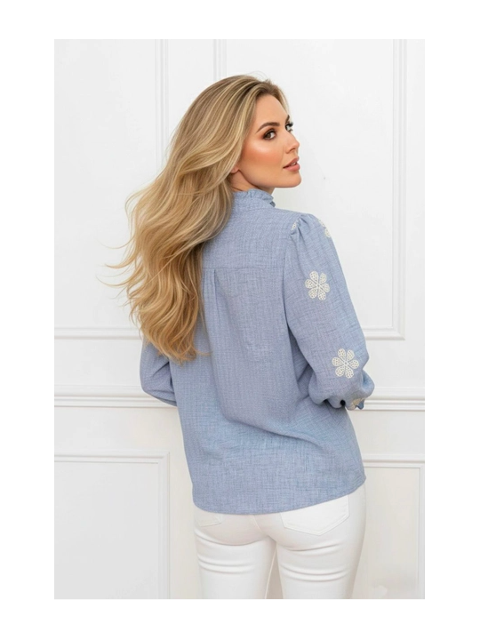 Camisa azul con bordado de flor