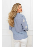 Camisa azul con bordado de flor
