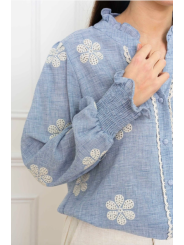 Camisa azul con bordado de flor