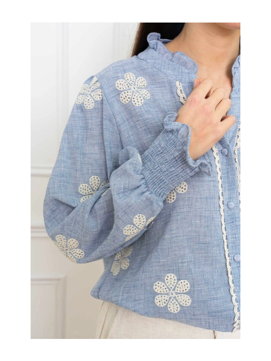 Camisa azul con bordado de flor