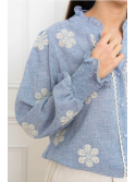Camisa azul con bordado de flor
