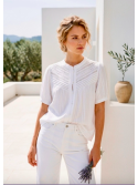 Camisa de manga corta blanca con detalle de encaje