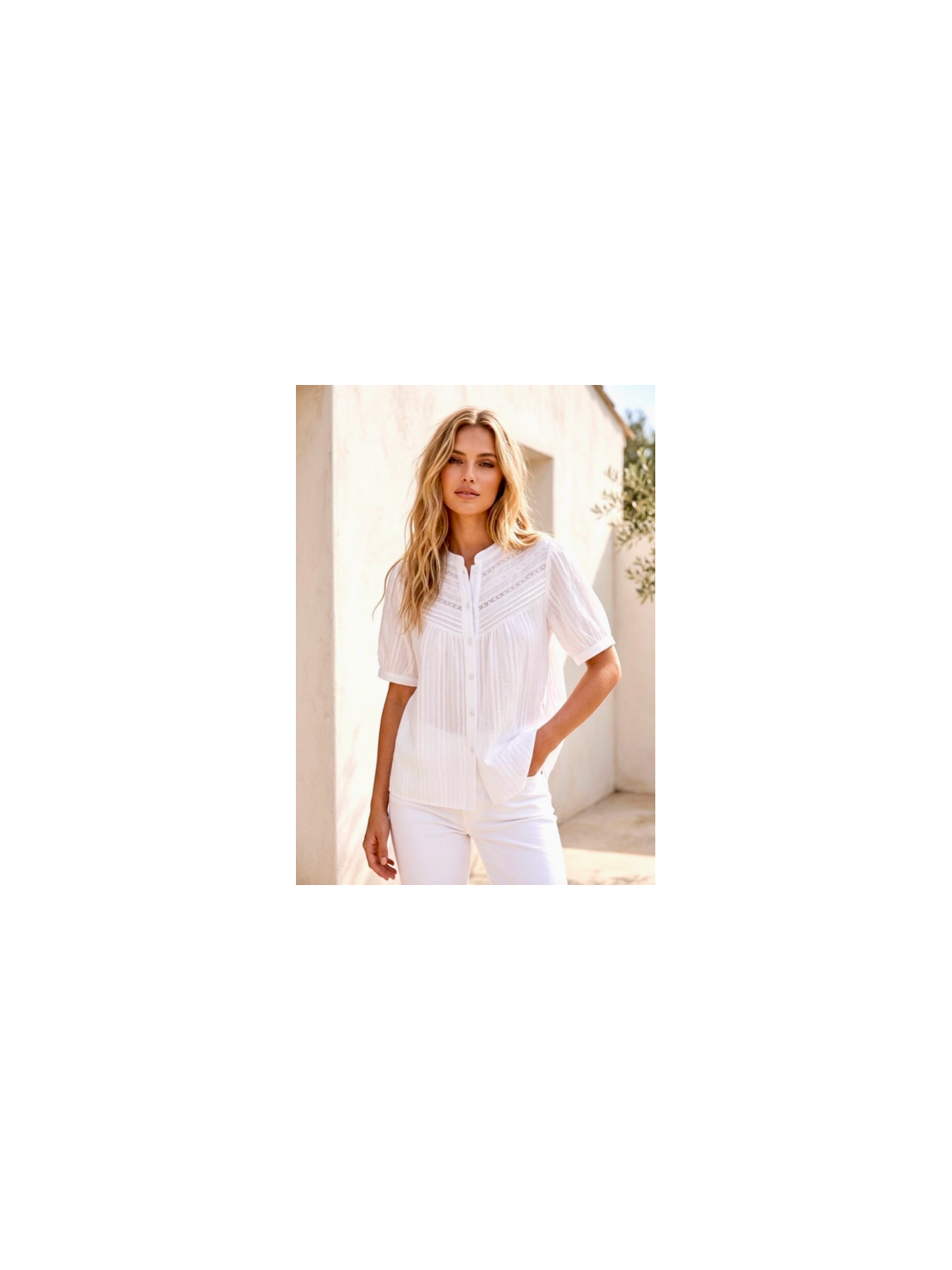 Camisa de manga corta blanca con detalle de encaje