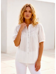 Camisa de manga corta blanca con detalle de encaje
