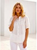 Camisa de manga corta blanca con detalle de encaje