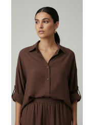 Conjunto fluido en color marrón oscuro