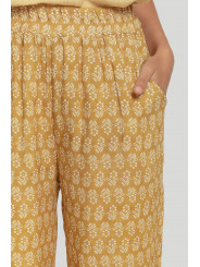 pantalon largo mostaza