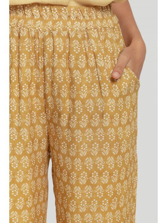 pantalon largo mostaza